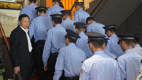 傳習(xí)館館長蘇東生引領(lǐng)二監(jiān)獄工作人員進(jìn)入館內(nèi).jpg 傳習(xí)館館長蘇東生引領(lǐng)二監(jiān)獄工作人員進(jìn)入館內(nèi).jpg