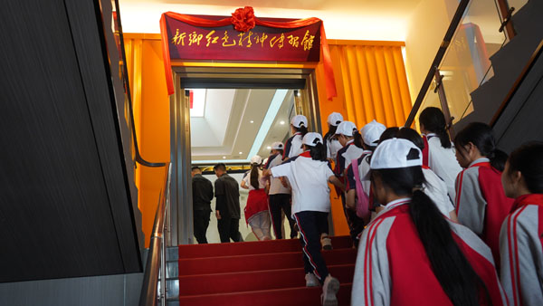 進(jìn)館.jpg 進(jìn)館.jpg