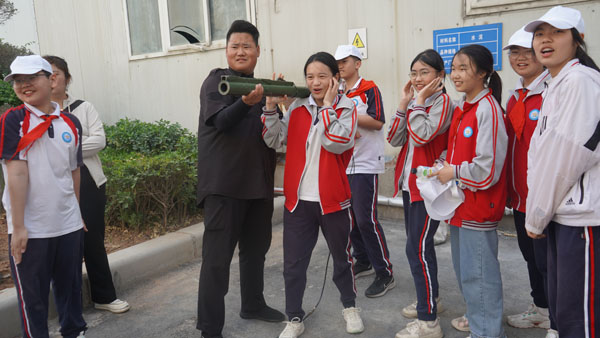 體驗(yàn)榴彈炮.jpg 體驗(yàn)榴彈炮.jpg