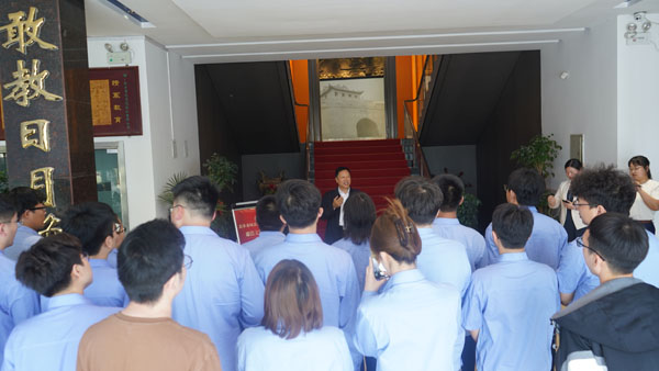 在館前講話.jpg 在館前講話.jpg