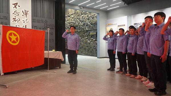 在團(tuán)旗下宣誓.jpg 在團(tuán)旗下宣誓.jpg