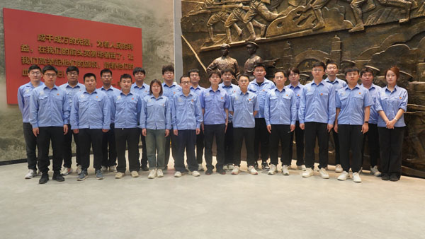 在銅像前合影.jpg 在銅像前合影.jpg